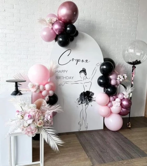 Фотозона из шаров Танец розового и черного